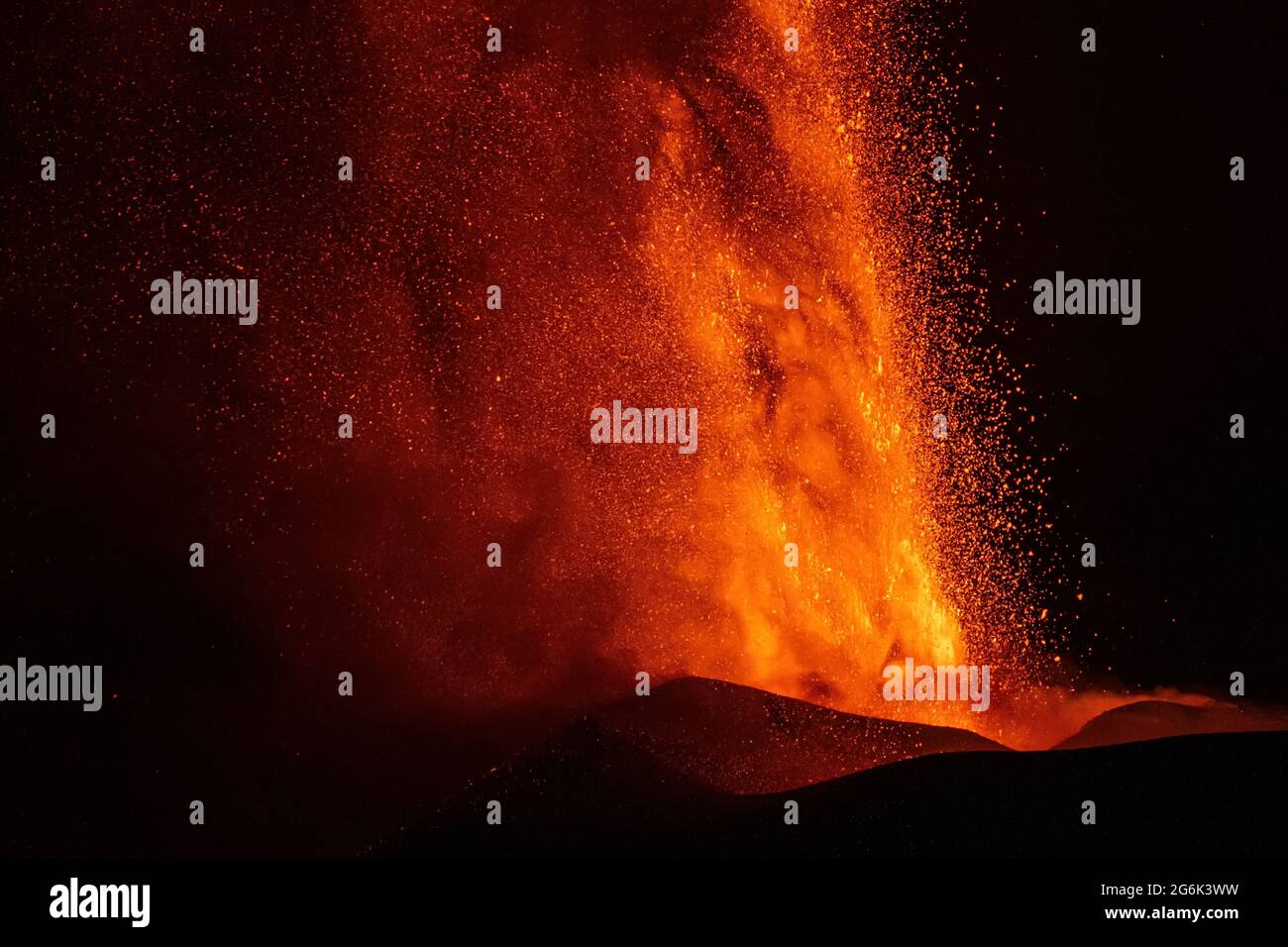 CATANE, ETNA, ITALIE - 07 juillet 2021 : éruption du volcan Etna en Sicile Banque D'Images