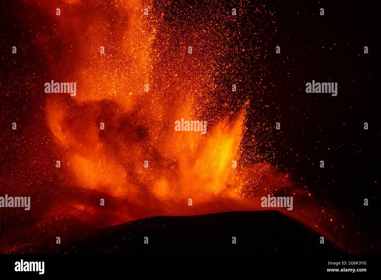 CATANE, ETNA, ITALIE - 07 juillet 2021 : éruption du volcan Etna en Sicile Banque D'Images