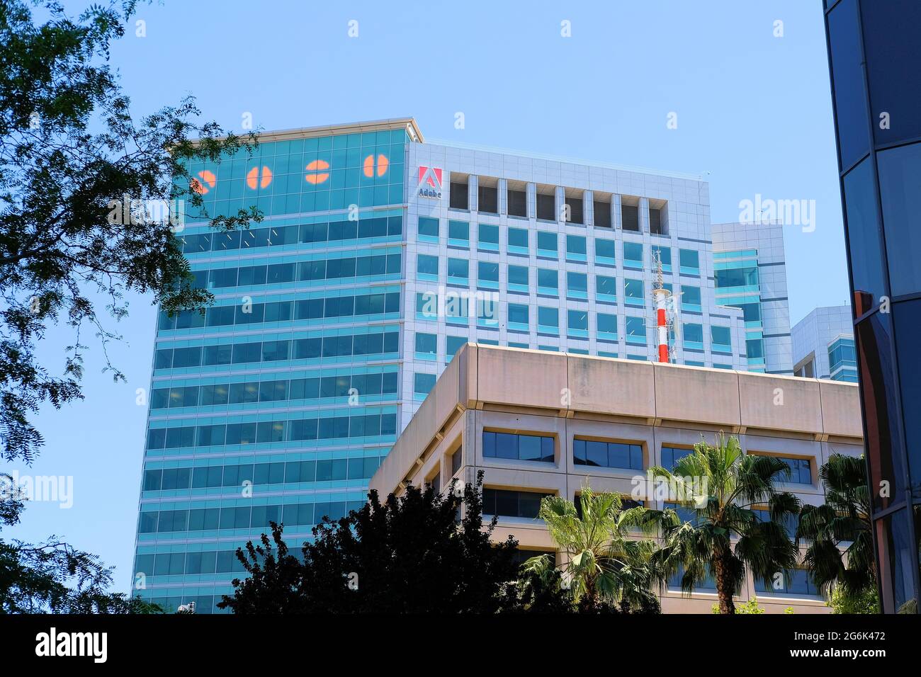 Extérieur de la tour Almaden, siège d'Adobe à San Jose, Californie ; société de technologie informatique de la Silicon Valley. Banque D'Images