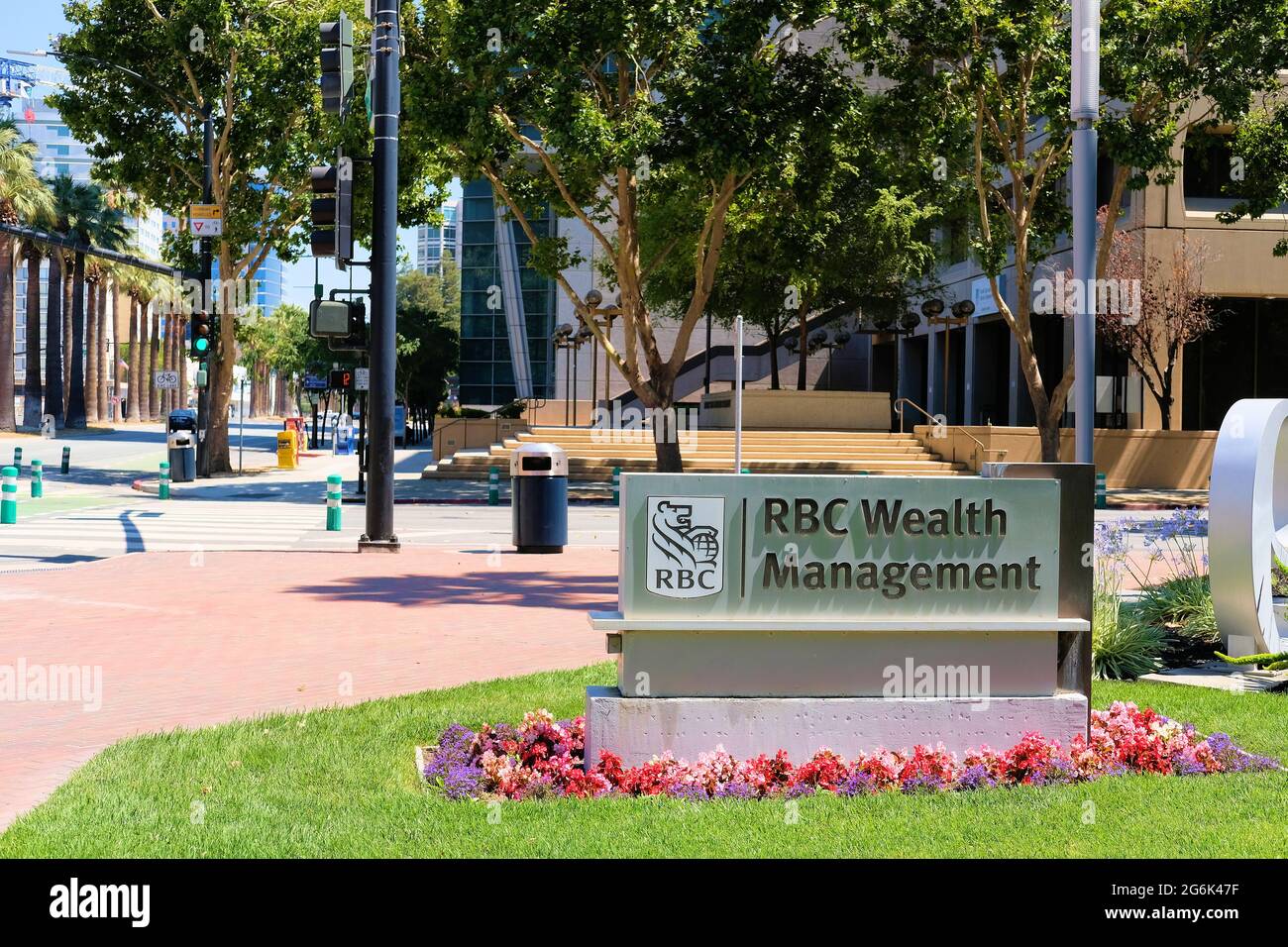 Enseigne extérieure au bureau de gestion de patrimoine de RBC au centre-ville de San Jose, en Californie; société canadienne de consultation en investissement internationale et multinationale. Banque D'Images