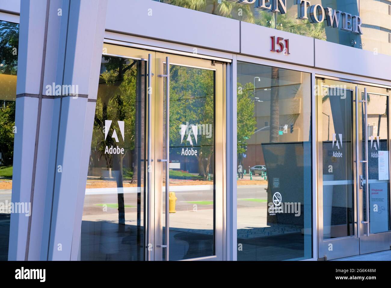 Entrée principale de la tour Almaden, siège d'Adobe à San Jose, Californie ; société de technologie informatique de la Silicon Valley. Banque D'Images