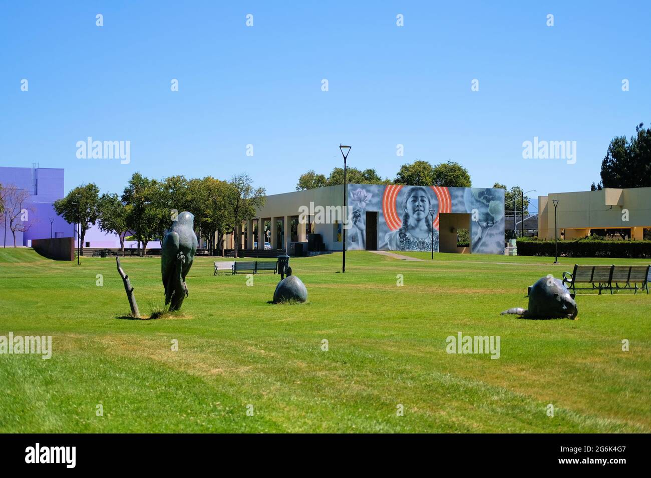 Discovery Meadow au Guadalupe River Park avec Sophie tenant le monde ensemble fresque d'El Mac avec le Propeller Group au centre-ville de San Jose, Californie Banque D'Images