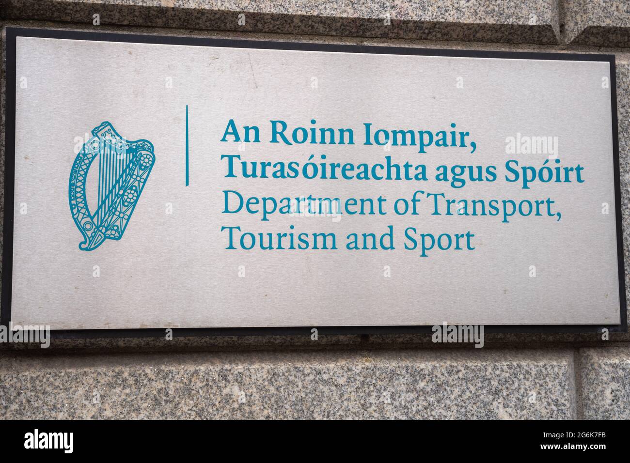 Dublin City, Dublin, Irlande, 28 juin 2021. Panneau devant le bâtiment du gouvernement du ministère des Transports et des Sports Banque D'Images