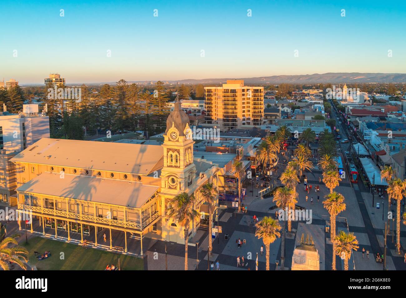 Adélaïde, Australie méridionale - 12 janvier 2019 : hôtel de ville de Moseley Square à Glenelg avec des gens qui marchent depuis le haut, au coucher du soleil Banque D'Images