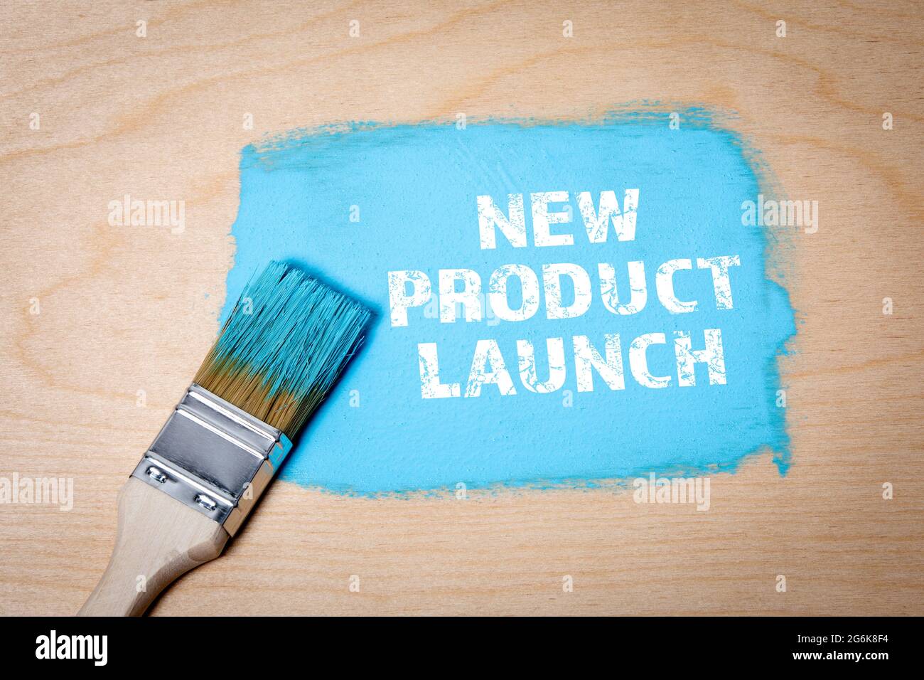 Lancement de nouveaux produits. Zone peinte en bleu et brossez sur un fond en bois. Banque D'Images