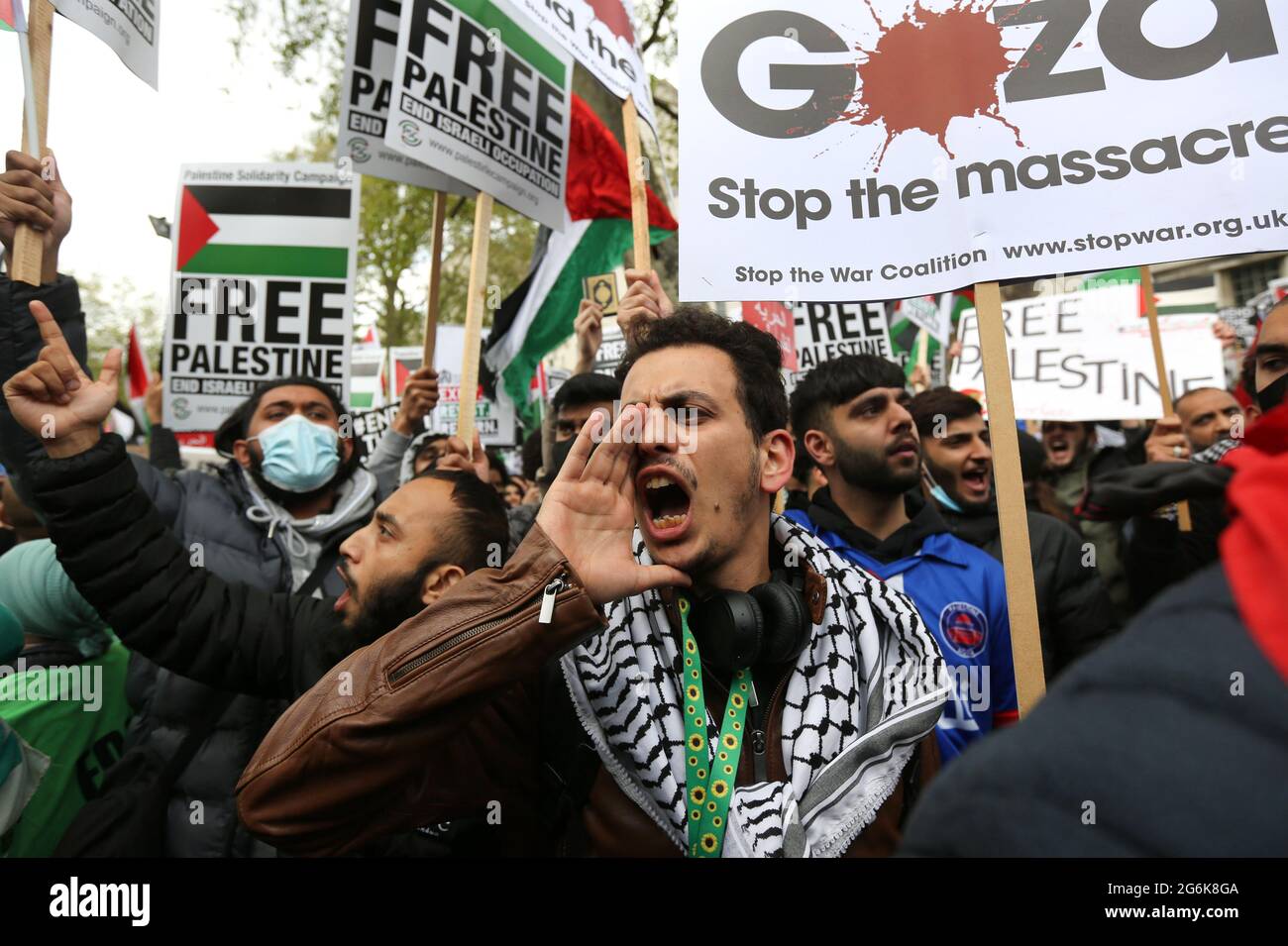 Londres, Royaume-Uni. 11 mai 2021. Un manifestant a crié des slogans pendant la manifestation.des manifestants pro-palestiniens se réunissent à l'extérieur de Downing Street pour protester contre les familles palestiniennes expulsées de leurs foyers par des colons juifs dans le district de Sheikh Jarrah à Jérusalem-est. Les manifestants manifestent également à propos des bombardements israéliens de civils à Gaza. Crédit : Martin Pope/SOPA Images/ZUMA Wire/Alay Live News Banque D'Images