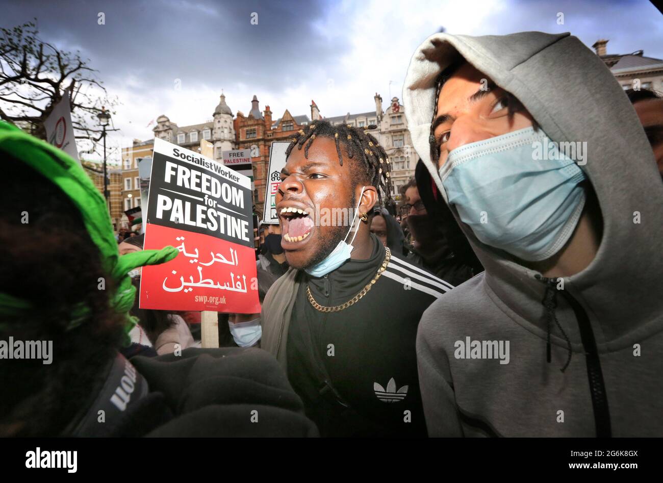 Londres, Royaume-Uni. 11 mai 2021. Un manifestant scanne des slogans pendant la manifestation.des manifestants pro-palestiniens se réunissent à l'extérieur de Downing Street pour protester contre les familles palestiniennes expulsées de leurs foyers par des colons juifs dans le district de Sheikh Jarrah à Jérusalem-est. Les manifestants manifestent également à propos des bombardements israéliens de civils à Gaza. Crédit : Martin Pope/SOPA Images/ZUMA Wire/Alay Live News Banque D'Images