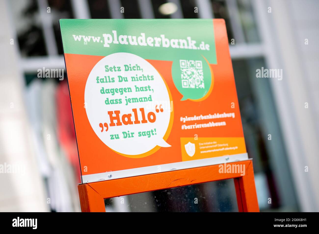 Oldenburg, Allemagne. 03ème juillet 2021. Un panneau indiquant « si vous n'avez pas l'esprit que quelqu'un vous dit « bonjour » ! » Est sur un banc de chat dans le centre-ville d'Oldenburg. Les bancs corona-conformes sont équipés d'un panneau de verre entre les sièges et sont destinés à inviter les gens à engager la conversation. Depuis mai, dix bancs de chat ont déjà été installés à divers endroits de la ville. Credit: Hauke-Christian Dittrich/dpa/Alay Live News Banque D'Images