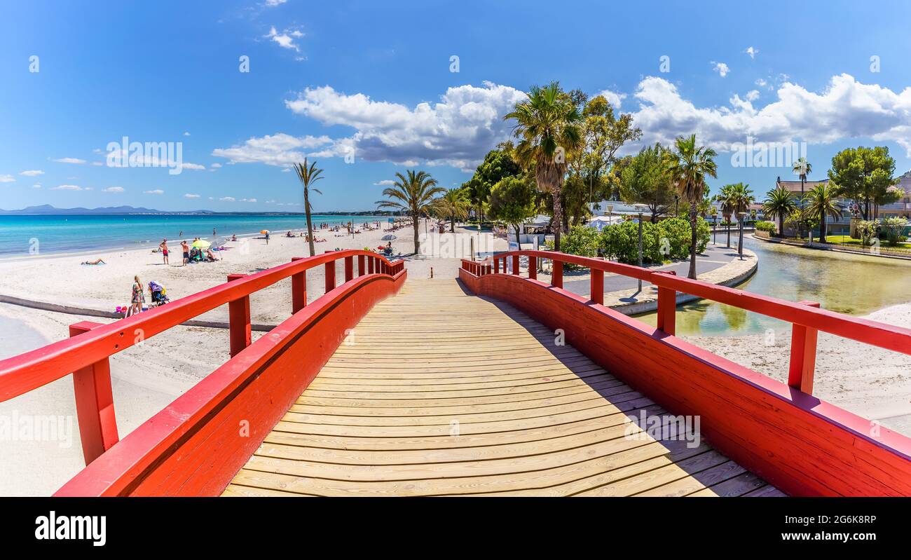 Paysage avec promenade rouge sur la côte de Platja de Muro dans la baie d'Alcudia, île de Majorque, Espagne Banque D'Images