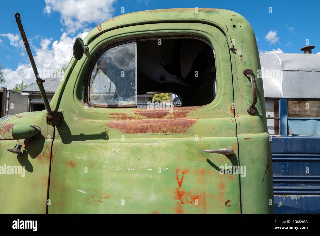 La cabine d'un camion antique vert Banque D'Images