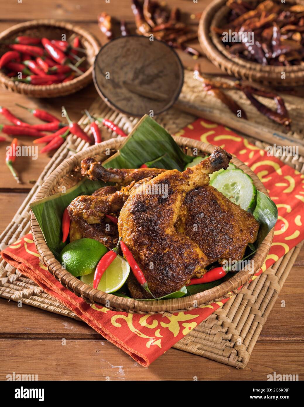 Ayam Panggang. Poulet grillé malaisien indonésien. Asie du Sud-est alimentaire Banque D'Images