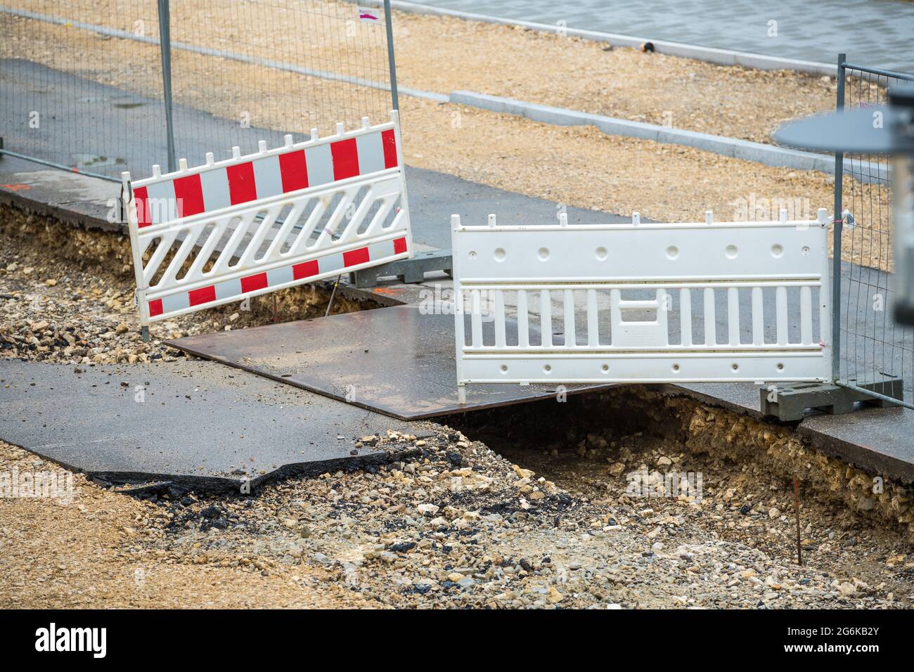 la route est en cours de renouvellement, des travaux de construction sont en cours. Les obstacles entravent les piétons et les automobilistes, le pavé est déchiré, les pierres et la saleté Banque D'Images