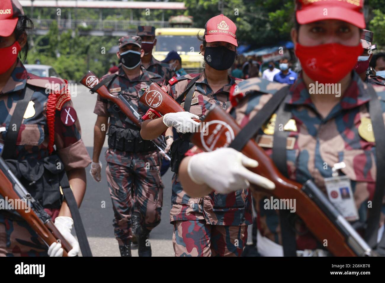 Dhaka, Bangladesh, 5 juillet 2021. Le personnel de la Garde frontalière du Bangladesh (BGB) limite les déplacements des gens depuis un poste de contrôle pendant le « confinement trict » national pour enrayer la pandémie du coronavirus, à Dhaka, au Bangladesh, le 6 juillet 2021. Photo de Suvra Kanti Das/ABACAPRESS.COM Banque D'Images