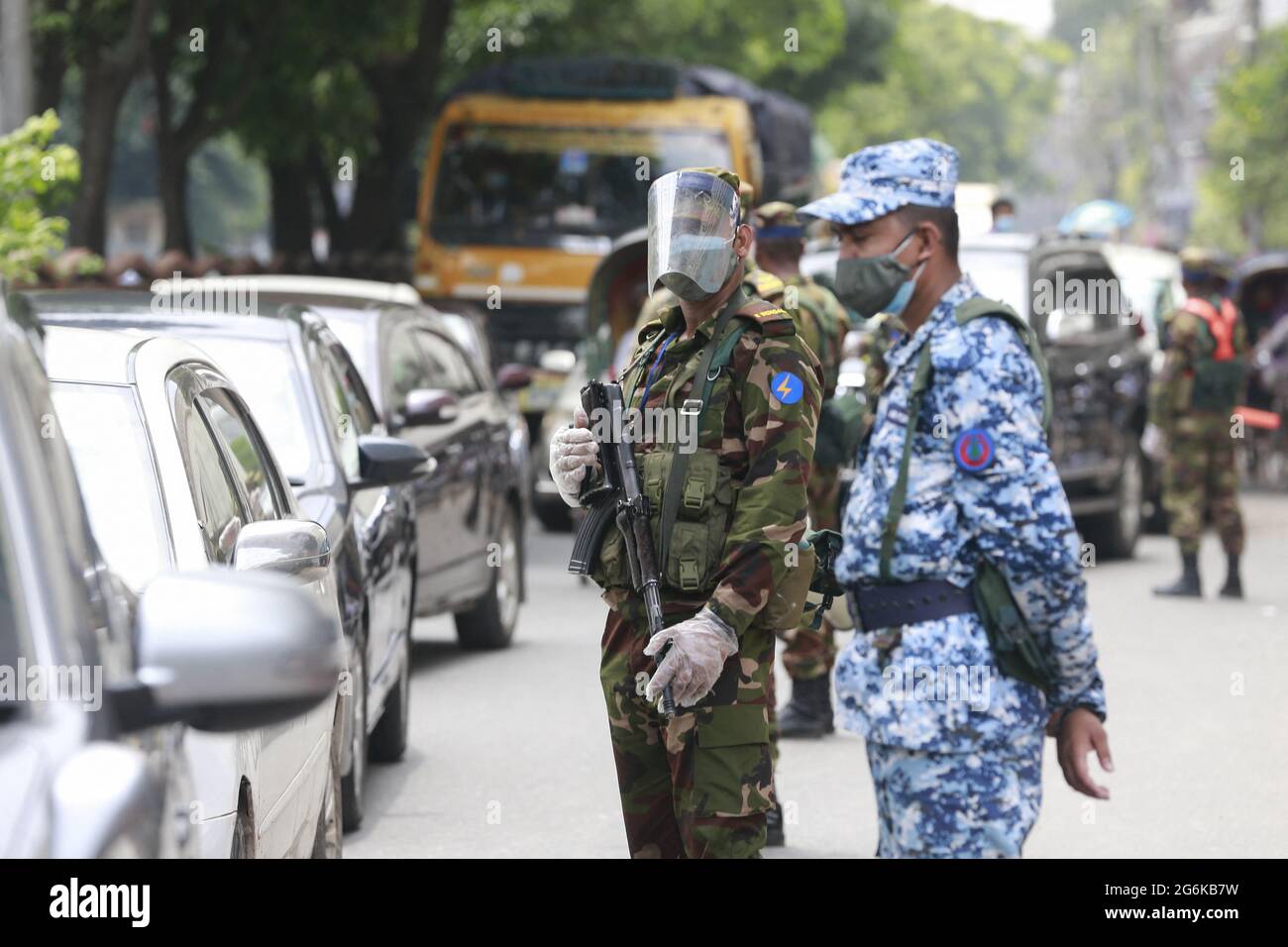 Dhaka, Bangladesh, 5 juillet 2021. Le personnel de l'armée bangladaise limite les déplacements de la population à partir d'un poste de contrôle établi à l'intersection de Shahabag pendant le « confinement trict » national pour enrayer la pandémie du coronavirus, à Dhaka, au Bangladesh, le 6 juillet 2021. Les autorités bangladaises ont imposé le confinement à l'échelle nationale pendant une semaine, en raison de l'augmentation des infections à coronavirus et des décès liés au coronavirus dans le pays. Photo de Suvra Kanti Das/ABACAPRESS.COM Banque D'Images