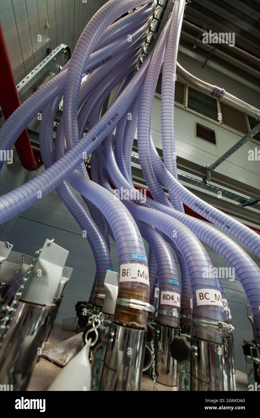 Atyrau, Kazakhstan: Usine de Chevron. Tuyaux en plastique ligne de production moderne photo de près. Tuyaux en silicone bleu ondulé transparent, Banque D'Images