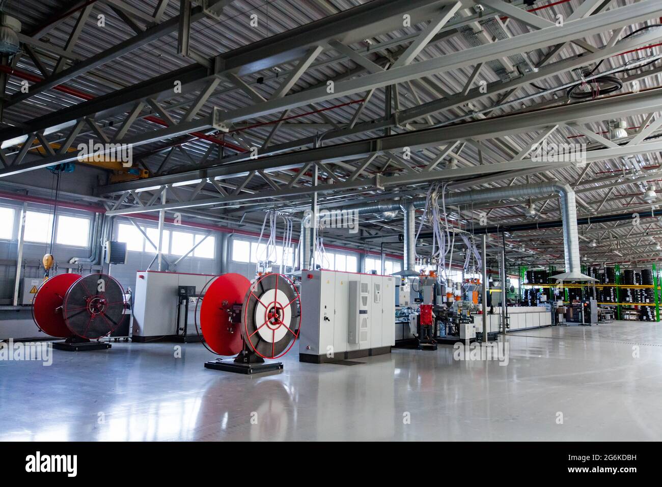 Atyrau, Kazakhstan : usine de Chevron. Intérieur de la ligne de production moderne à tuyau en plastique. Entonnoirs à air, armoires électriques. Bobines rouges, toit ajouré en métal. Banque D'Images