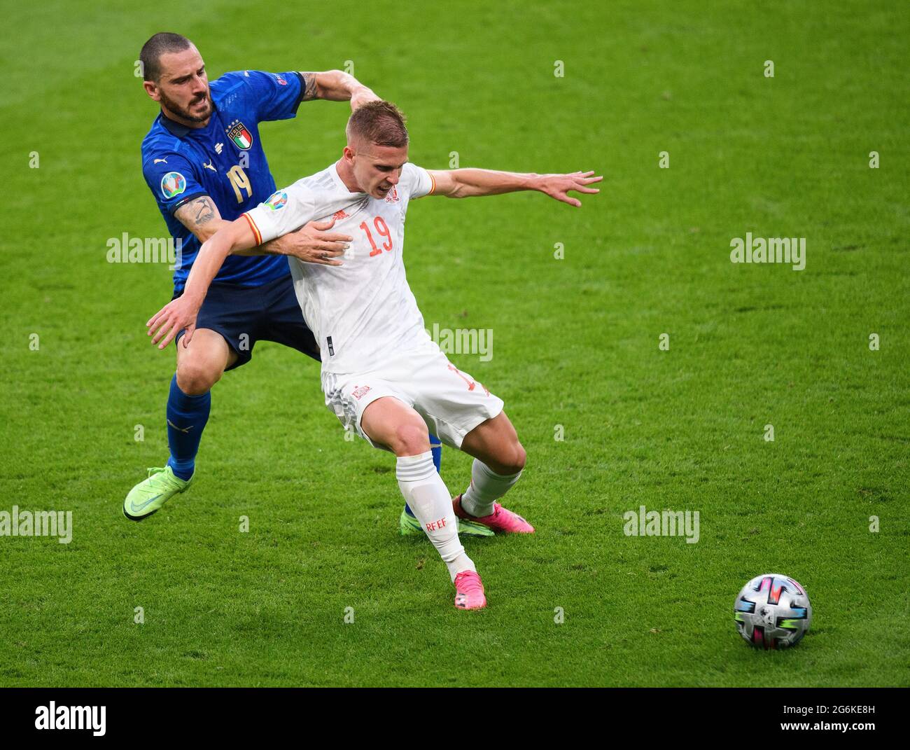 07 juillet 2021 - Italie / Espagne - UEFA Euro 2020 semi-finale - Wembley - Londres Leonardo Bonucci s'attaque à Dani Olmo crédit photo : © Mark pain / Alamy Live News Banque D'Images