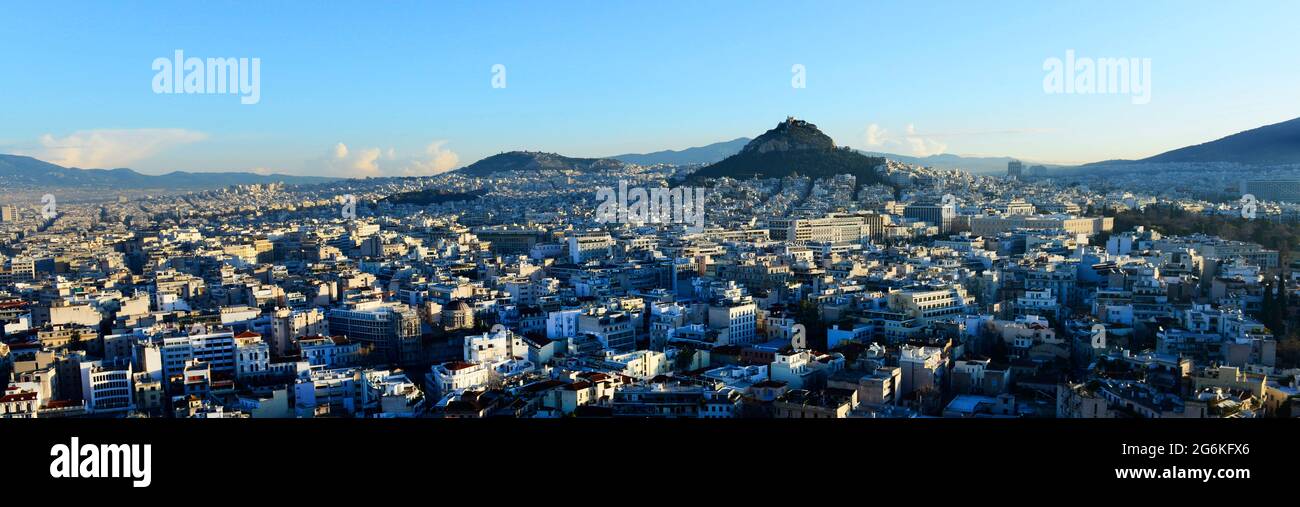 Vue sur le mont Lycabette et la ville d'Athènes, Grèce. Banque D'Images