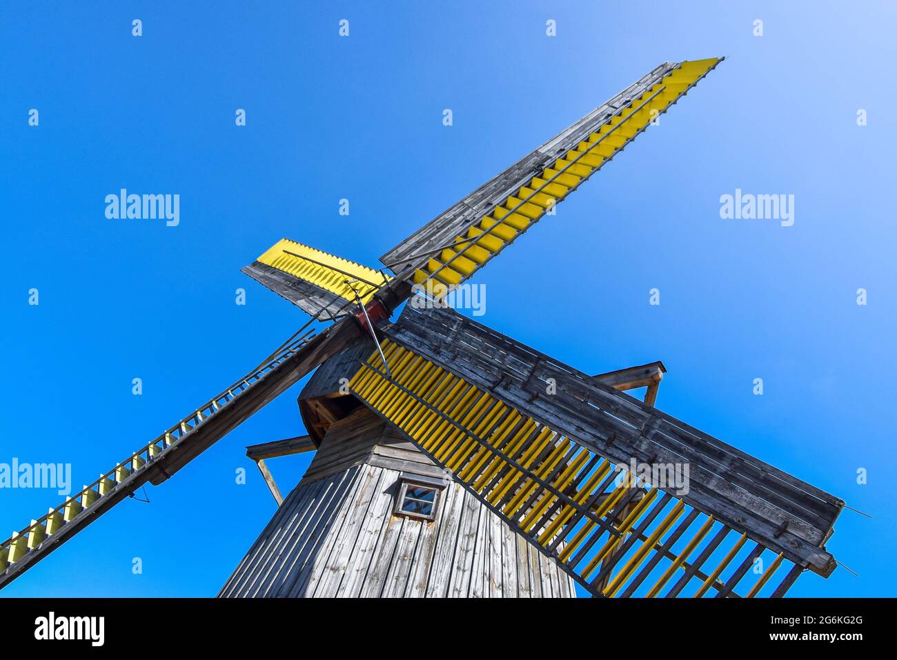 Ancien moulin à vent en bois du XIX siècle vu d'en dessous contre le ciel bleu Banque D'Images