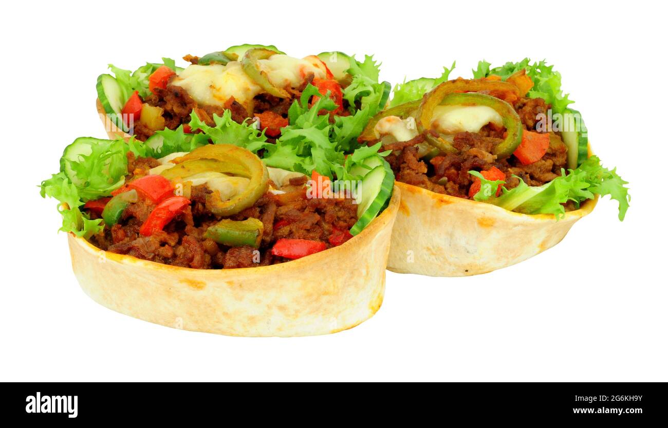 Bœuf au Chili et bateaux à tacos frais remplis de salade avec fromage fondu Banque D'Images