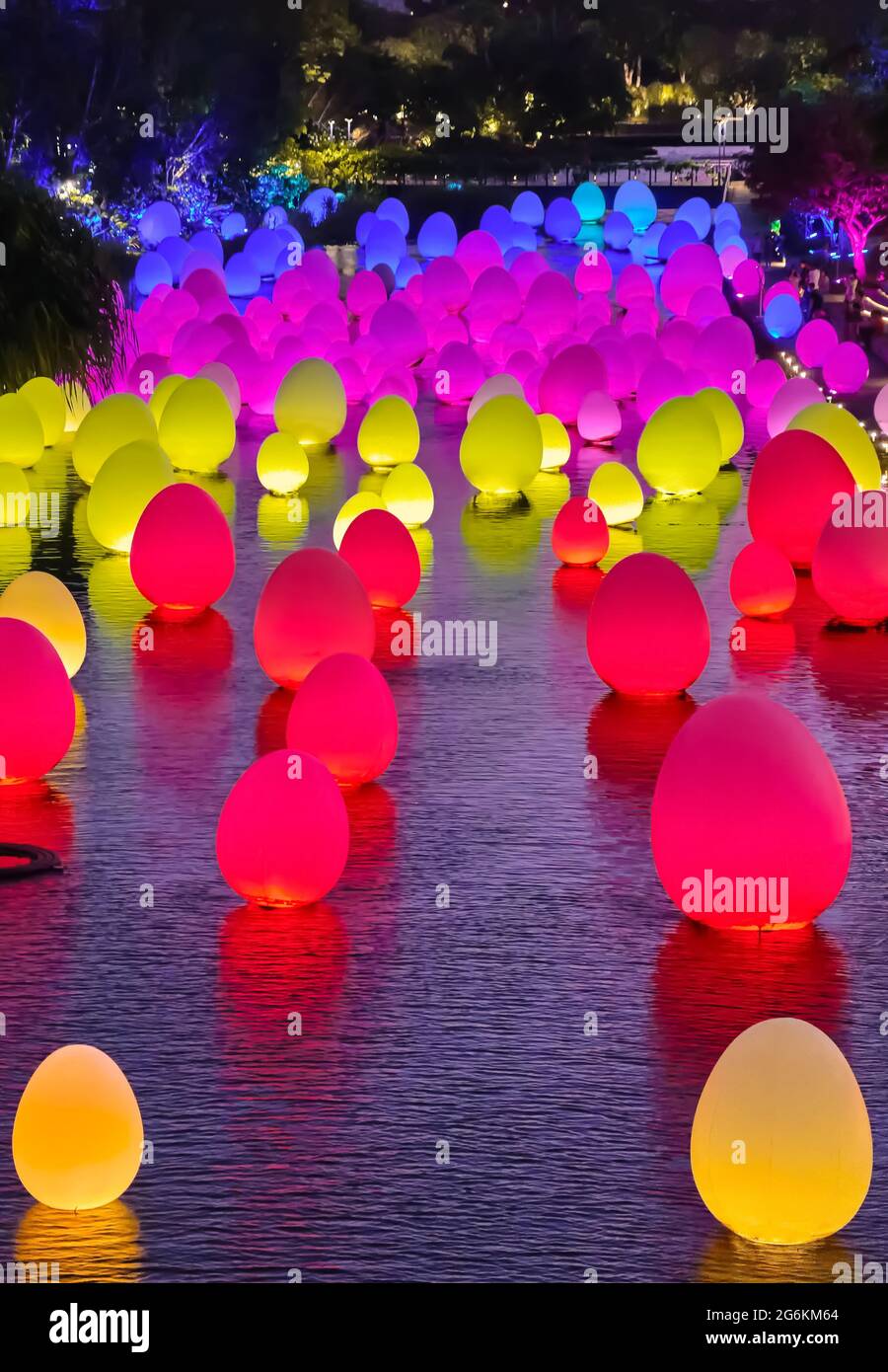 Singapour - 25 février 2020. Des œufs au néon flottent sur l'eau dans le lac Dragonfly, les jardins au bord de la baie. Événement temporaire future Together by Japanese art TeamLab. Banque D'Images