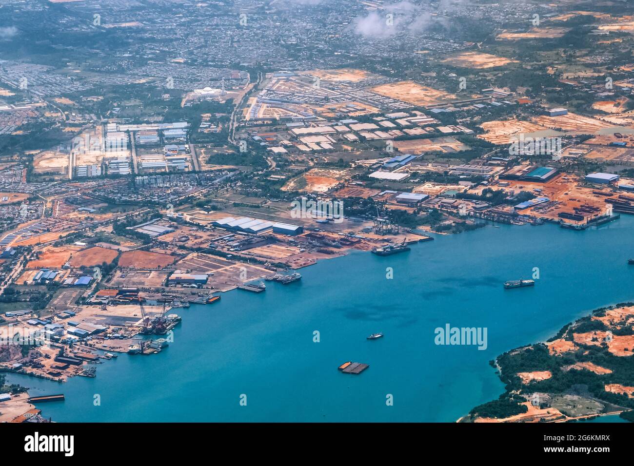 Vue aérienne de la construction côtière ou des zones portuaires dans le détroit de Malacca, sur la route aérienne vers la Malaisie ou Singapour. Prise de vue en avion Banque D'Images