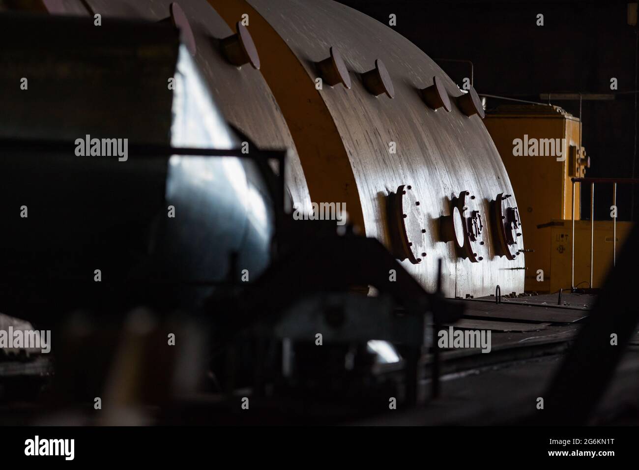 Centrale électrique. Gros plan du corps de la turbine à vapeur. Arrière-plan noir. Banque D'Images