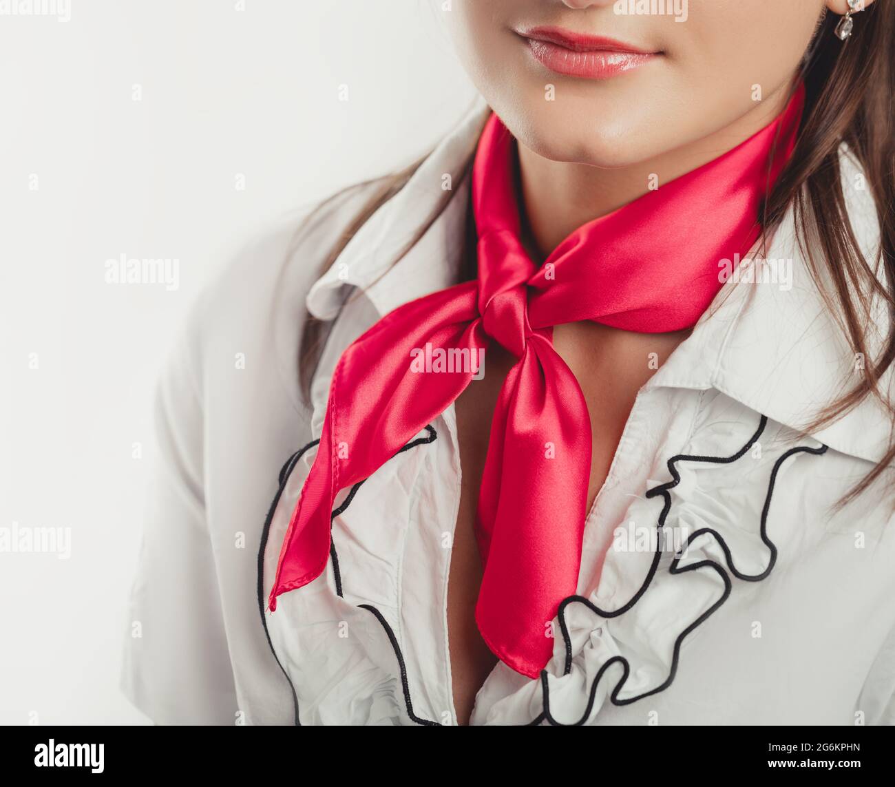 Chemise pour femmes avec foulard rouge isolée sur blanc Photo Stock - Alamy