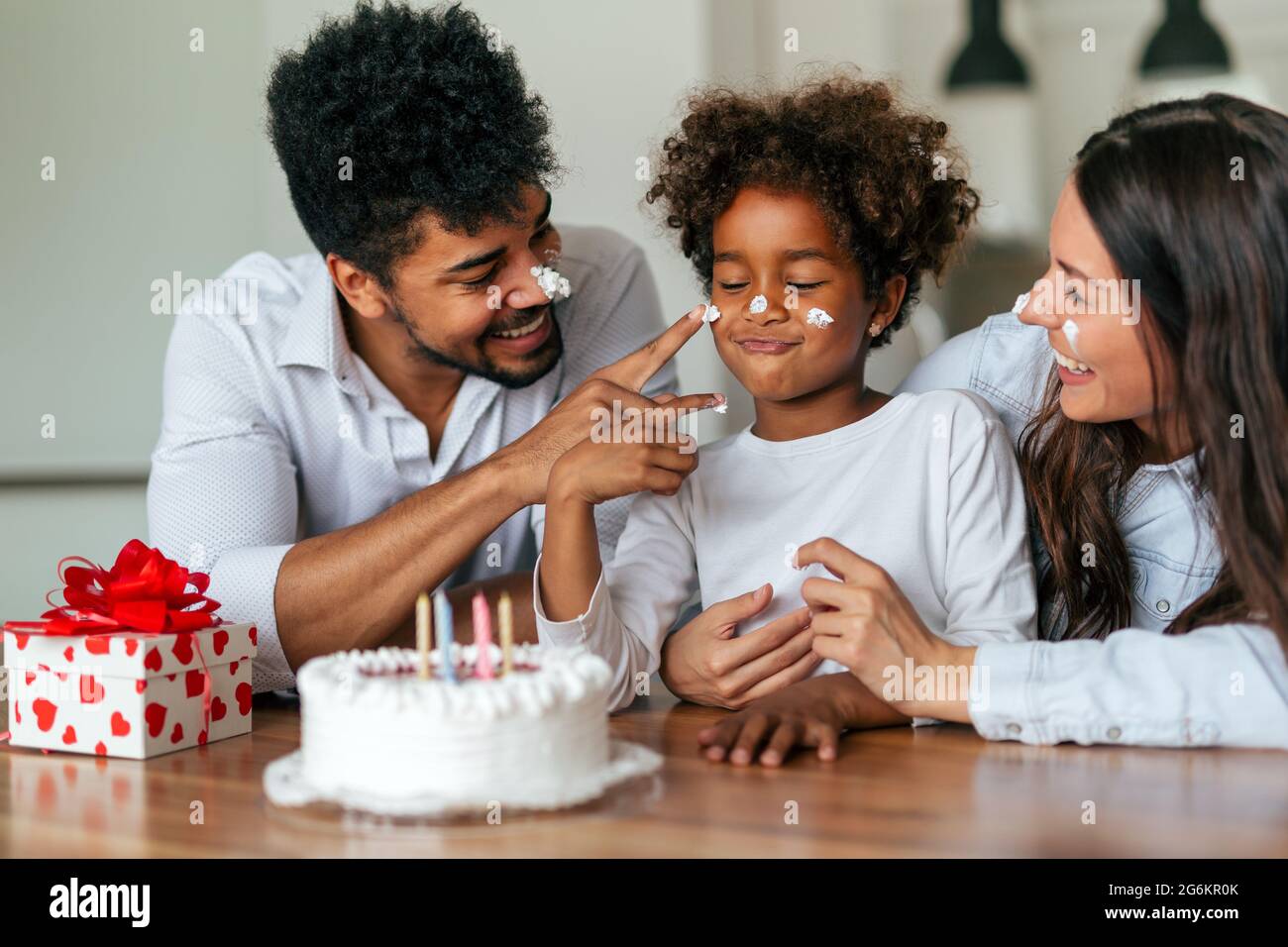 Famille heureuse de célébrer un anniversaire ensemble à la maison Banque D'Images