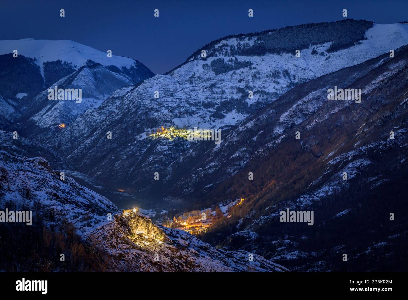 Canejan de nuit et enneigé vu du point de vue de Bossòst, sur la route de  l'Eth Portilhon (Vallée de l'Aran, Catalogne, Espagne, Pyrénées Photo Stock  - Alamy