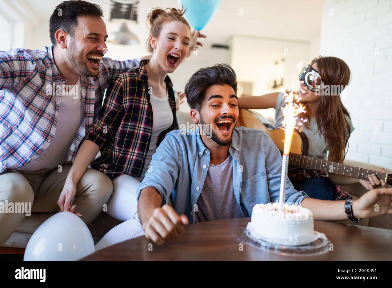 Portrait d'amis joyeux s'amusant à la fête d'anniversaire Banque D'Images