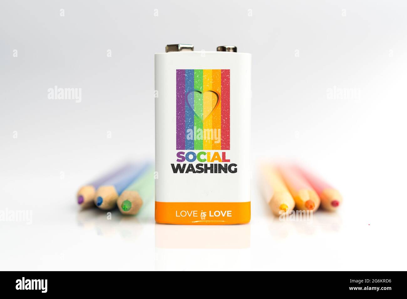 pile 9 v avec le drapeau lgbtq et le texte lavage social. Sociallawing fait référence aux politiques qui font apparaître les entreprises plus socialement responsables. Banque D'Images