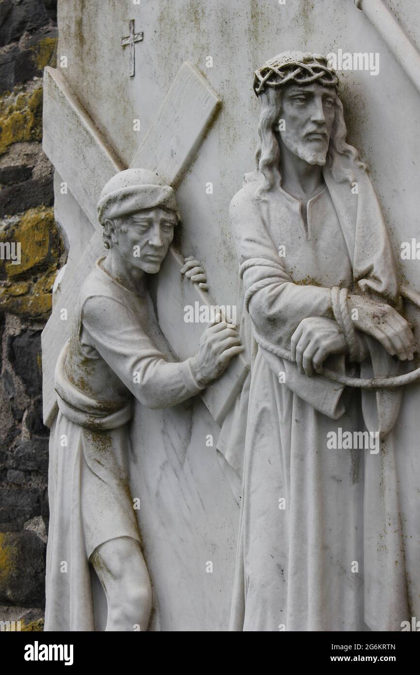 Stations de la Croix - Simon de Cyrène aide Jésus à porter la Croix après les chutes de Jésus - Église catholique Saint-Michel, Rosemary Lane, Conwy, pays de Galles Banque D'Images