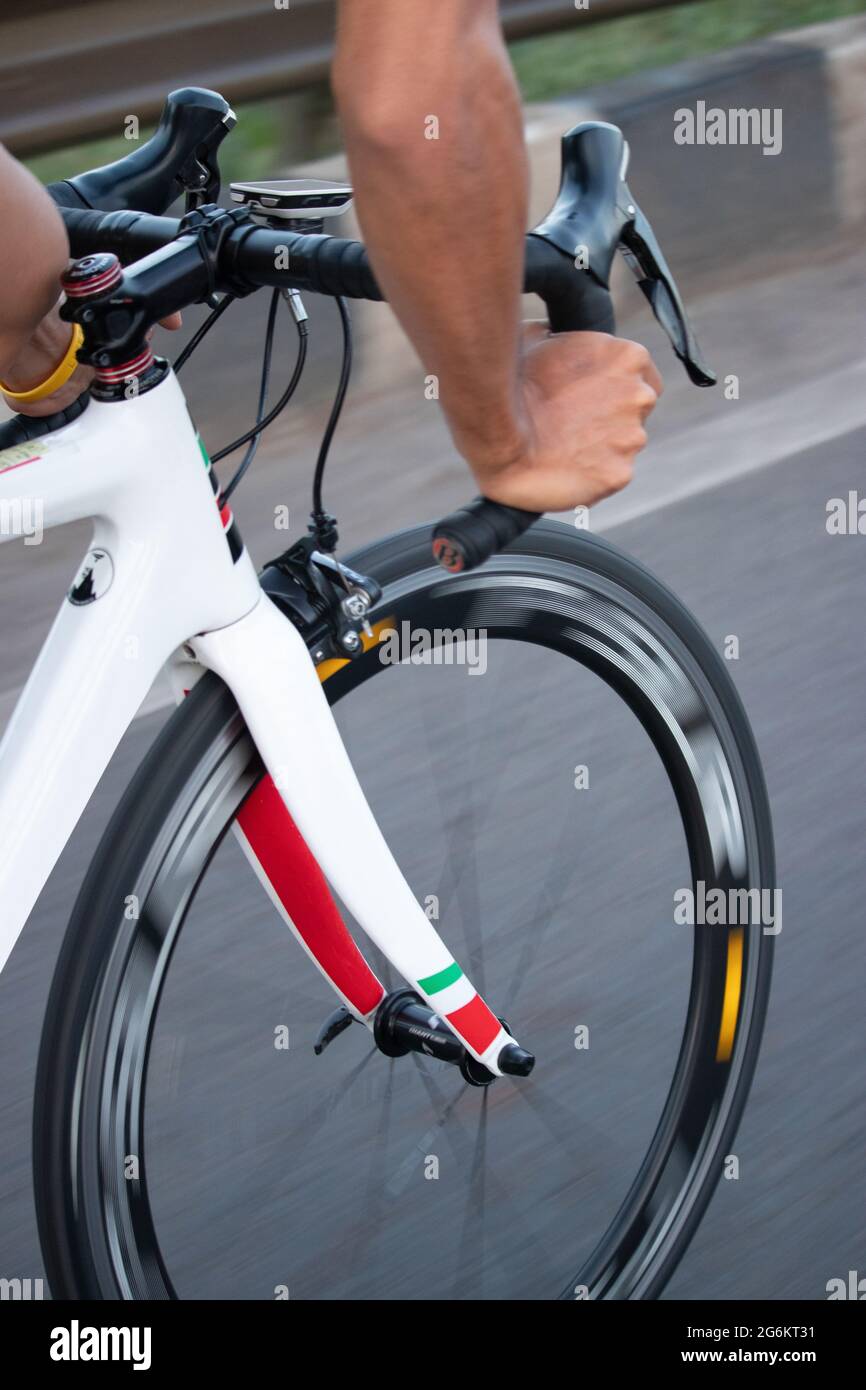 Gros plan d'un cycliste qui a conduit son vélo en action Banque D'Images