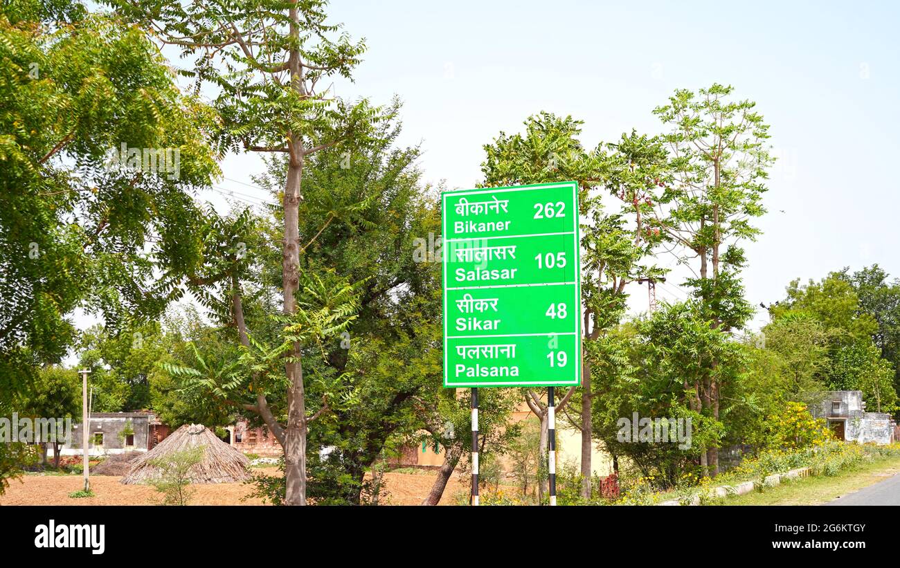 07 juillet 2021- Reengus, Sikar, Inde. Afficher le panneau d'affichage pour informer sur la distance de certaines villes avec un fond vert. Route indienne et transport concep Banque D'Images