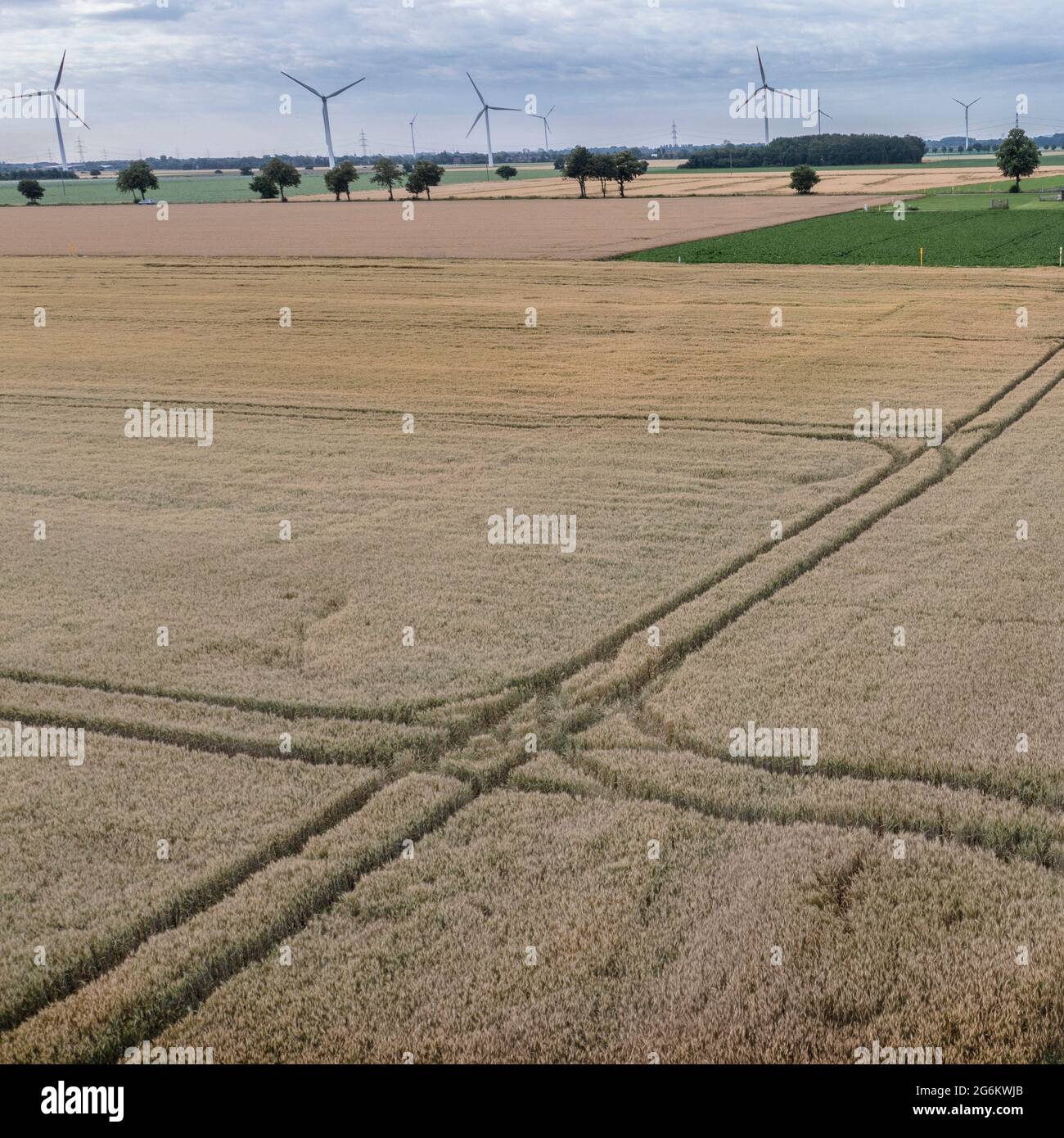 Windräder auf den Feldern um Willich mit einer Drohne fotografiert. Banque D'Images