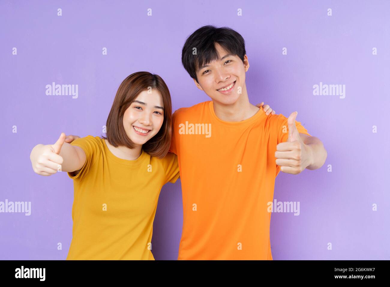 Portrait de couple asiatique, isolé sur fond violet Banque D'Images