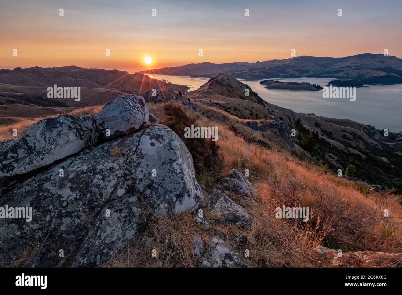 Lever de soleil sur Porthills, Christchurch, Aotearoa Nouvelle-Zélande. Les collines de Port sont un vestige vieux de 12 millions d'années du cratère du volcan Lyttelton. Vent, ra Banque D'Images