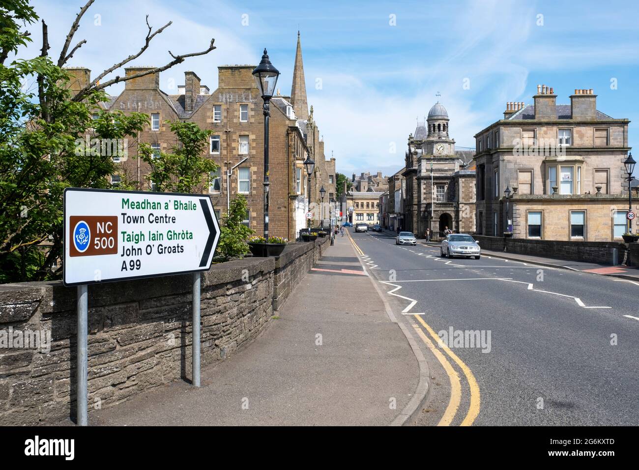 North Coast 500 route vers le nord le long de Bridge Street, Wick, Caithness, Écosse Banque D'Images
