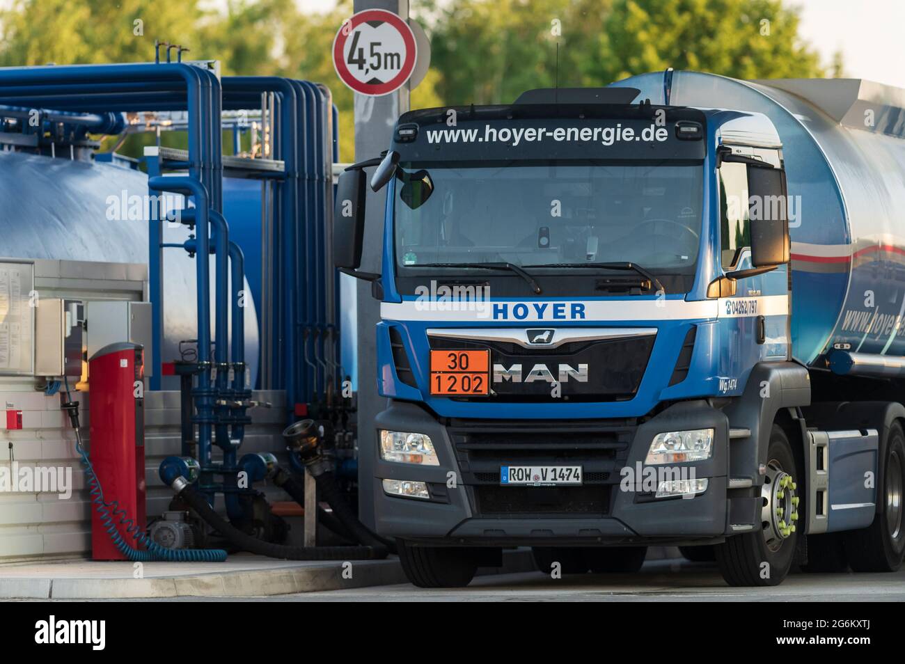 Allemagne , 18.06.2021 , Kittlitz , UN camion-citerne de la société Hoyer fournit de l'essence à la station-service Banque D'Images