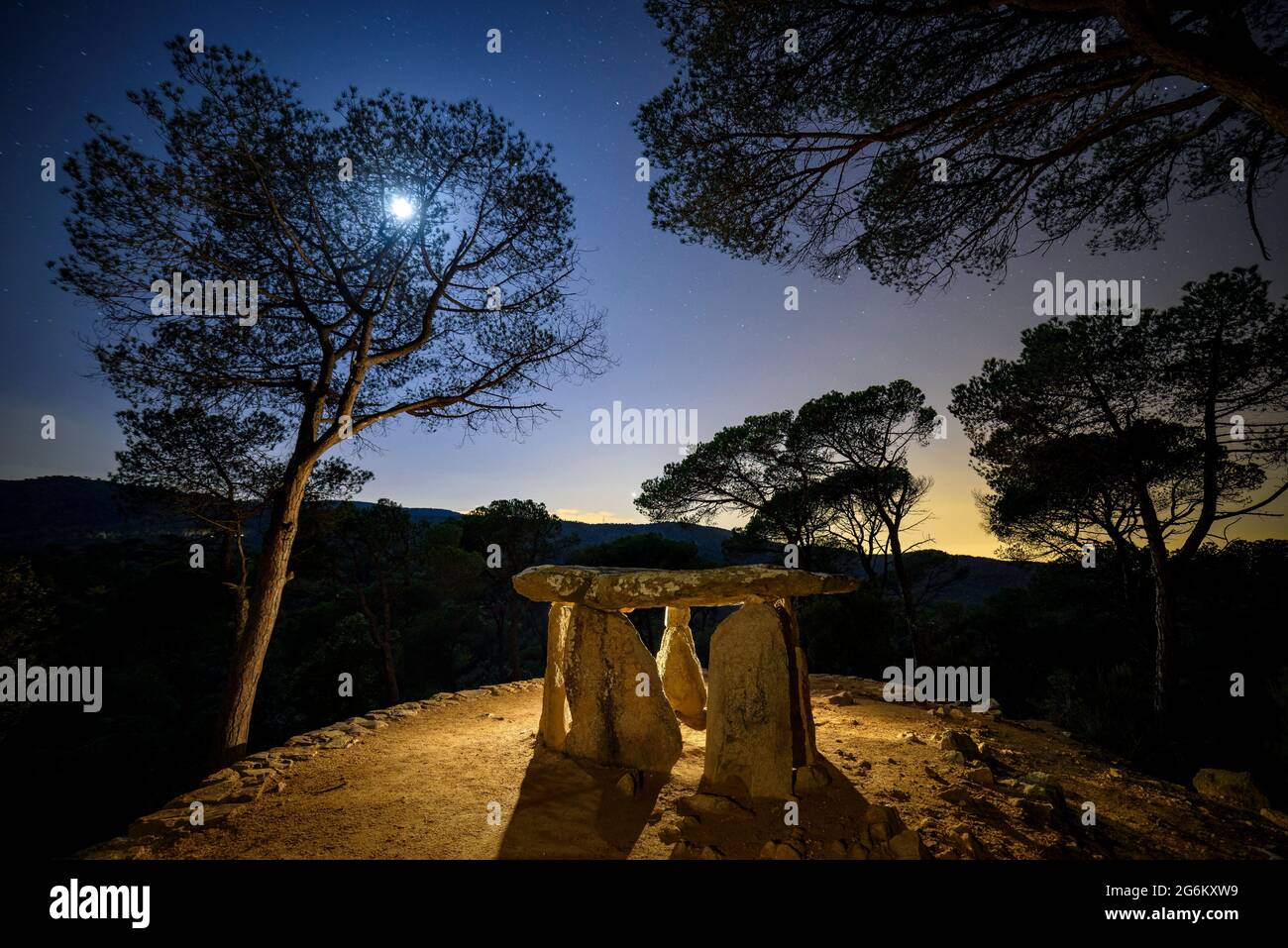 Dolmen de Pedra Gentil la nuit, dans le Parc naturel de Montnegre Corredor (Vallès Oriental, Catalogne, Espagne) ESP: Dolmen de Pedra Gentil de Noche, España Banque D'Images