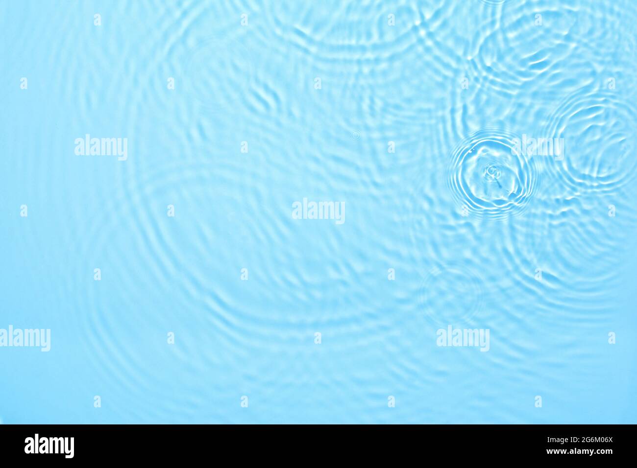 texture de la surface de l'eau claire et calme, de couleur bleue transparente Banque D'Images