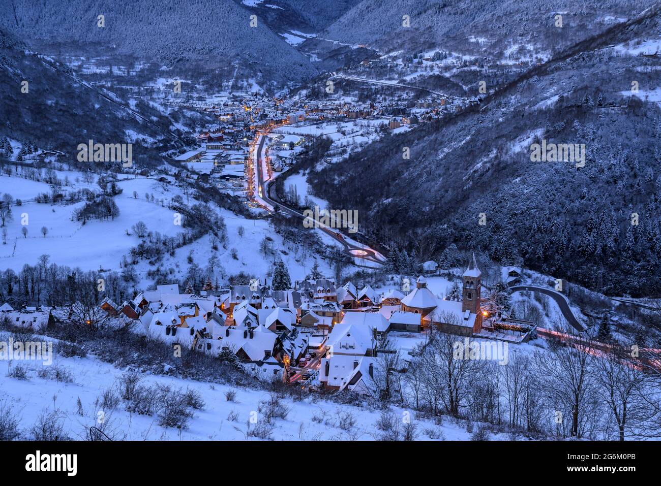 Lever de soleil sur Vielha et Mijaran vu du village de Mont, après une chute de neige hivernale (Vallée de l'Aran, Catalogne, Espagne, Pyrénées) Banque D'Images