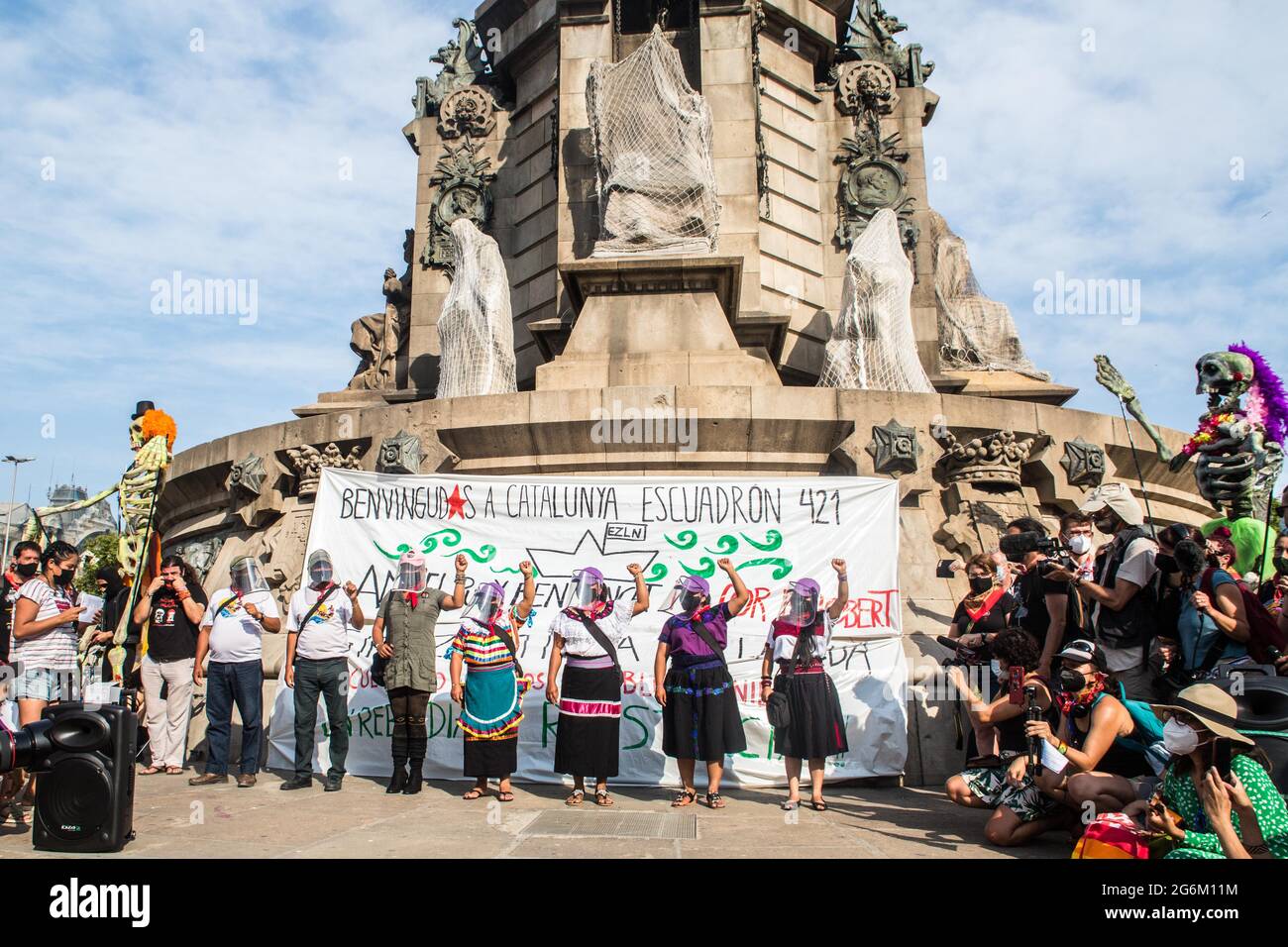 Barcelone, Catalogne, Espagne. 6 juillet 2021. Des membres de l'escadron 421 de l'Armée de libération nationale Zapatista (EZLN) sont vus devant le Monument de Colomb. Barcelone accueille l'escadron 421 de l'Armée de libération nationale Zapatista (EZLN), un groupe politique et militant socialiste libertaire du Mexique, en route vers l'Europe. Composé de membres connus sous le nom de Marijose, Lupita, Carolina, Ximena, Yuli, Bernal et Felipe, la Squad 421 a été reçue au Monument de Columbus par des collectifs et des organisations sociales locales. Credit: Thiago Prudencio/DAX/ZUMA Wire/Alay Live News Banque D'Images