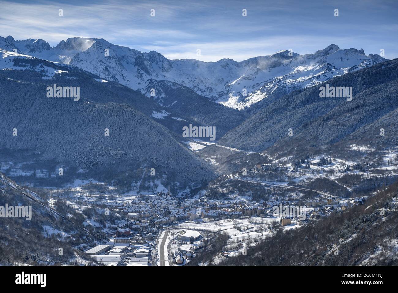 Vielha et la vallée du Mijaran vus du village de Mont, après une chute de neige hivernale (Vallée de l'Aran, Catalogne, Espagne, Pyrénées) Banque D'Images