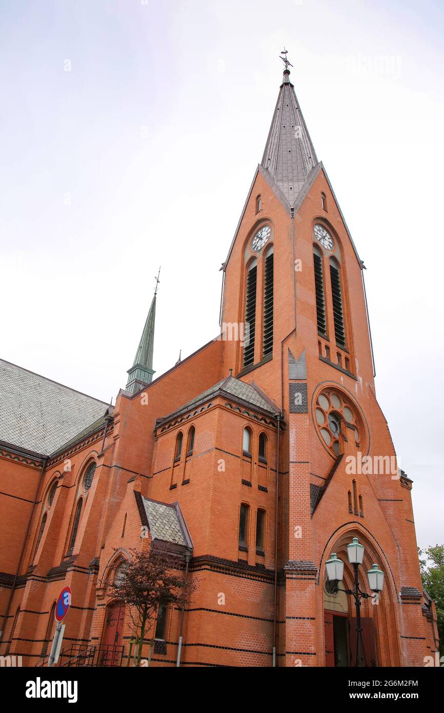 Église de notre Sauveur, Haugesund, Norvège. L'église historique en brique rouge a été conçue par l'architecte Einar Halleland. Banque D'Images