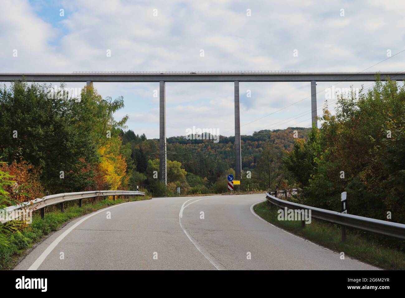 Pont sur route en Allemagne rurale le jour de l'automne. Banque D'Images