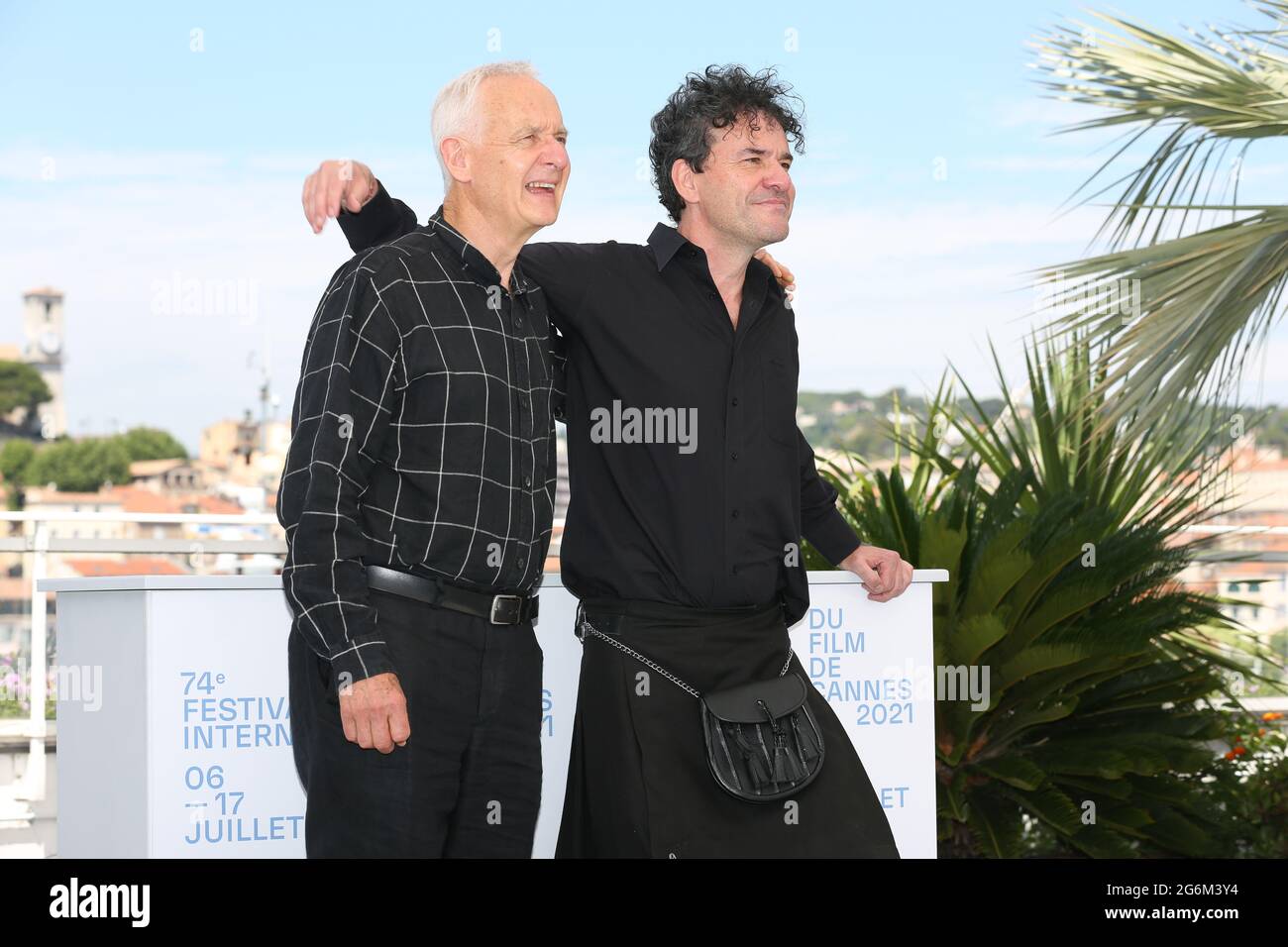 7 juillet 2021, Cannes, Provence Alpes Côte d'Azur, France: Producteur John ARCHER et réalisateur Mark COUSINS lors de la photocall "l'histoire d'un film" dans le cadre du 74e Festival annuel de Cannes le 7 juillet 2021 à Cannes, France (Credit image: © Mickael Chavet via ZUMA Wire) Banque D'Images