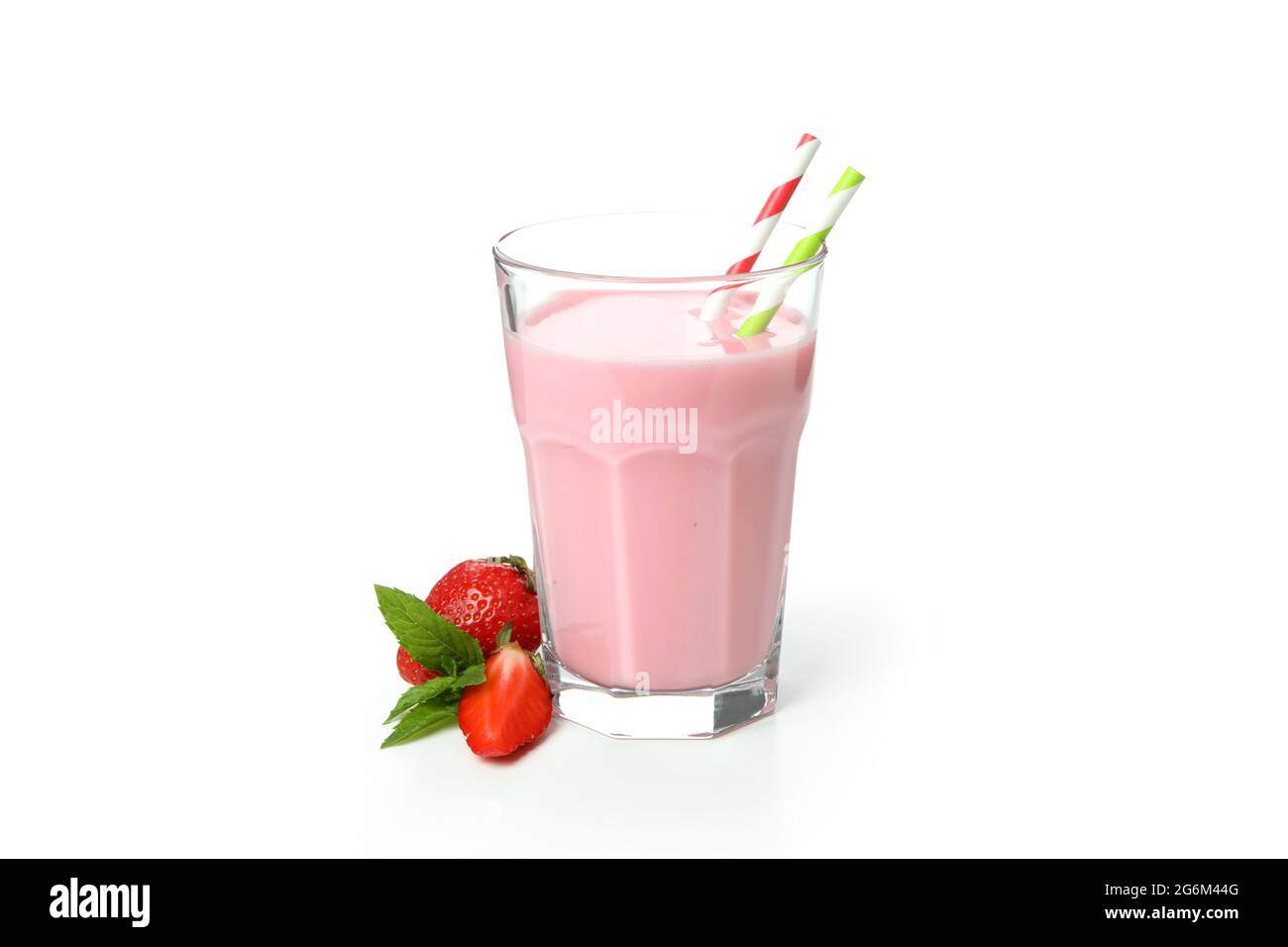 Verre de milkshake de fraise isolé sur fond blanc Banque D'Images