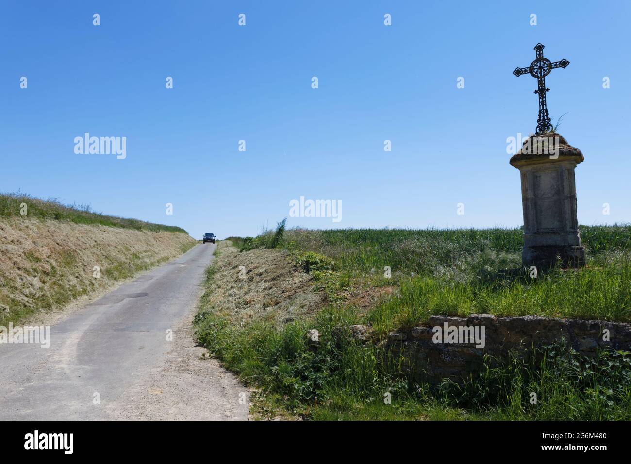 Traverser et route avec voiture en arrière-plan, Nucourt, Val d'Oise, France Banque D'Images